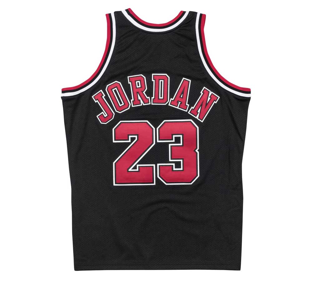 Men's Chicago Bulls Michael Jordan #23 White Replica Swingman Jersey -  Association Edition